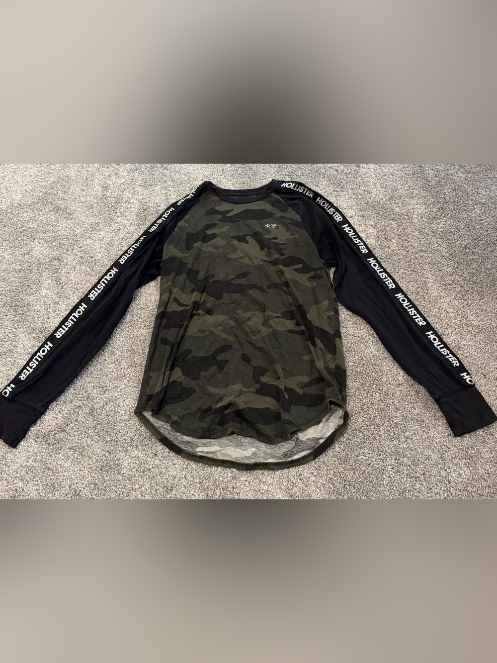 Hollister Men’s Camo Raglan Long-Sleeve Shirt - Olive Green/Black